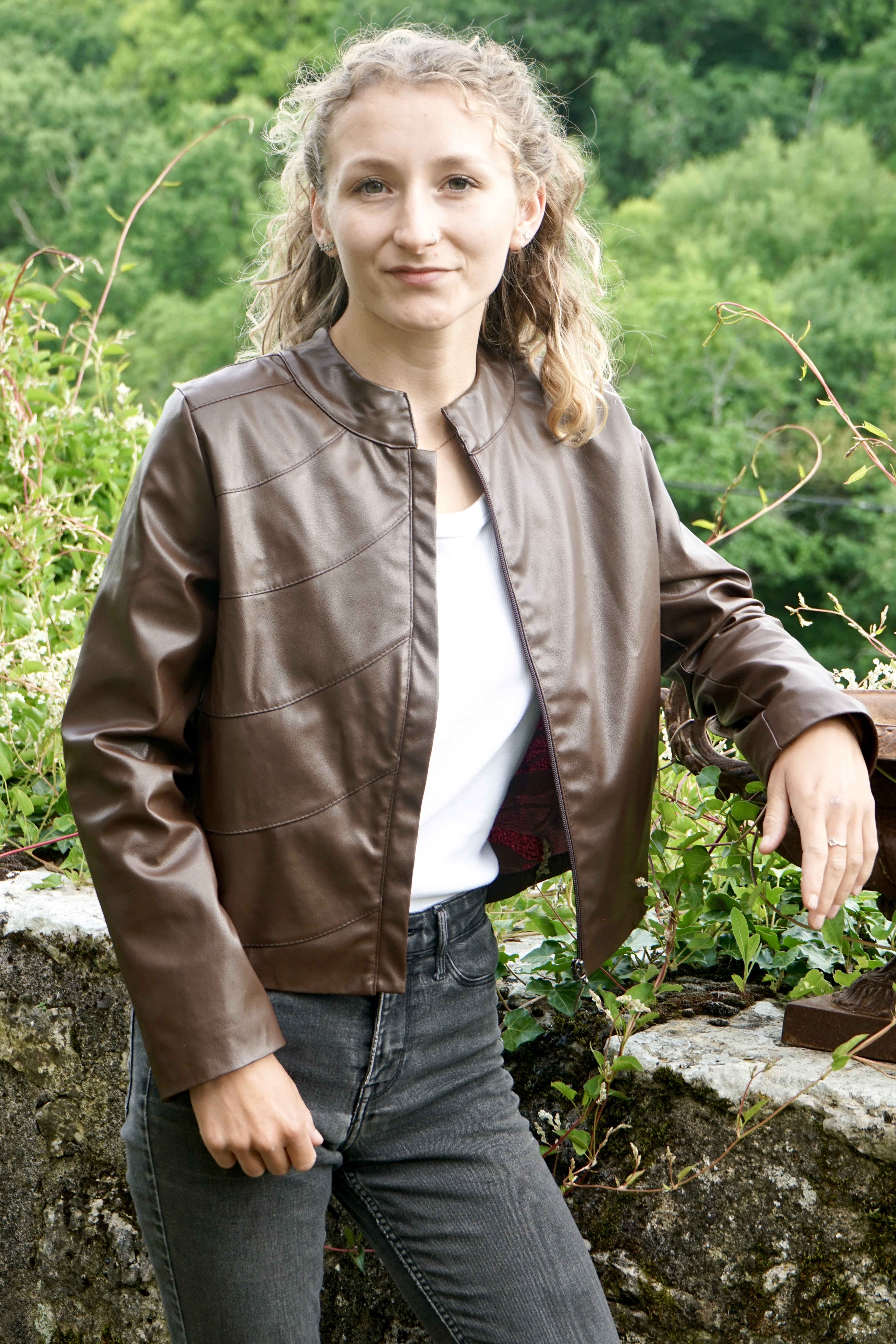 Modèle portant une veste en cuir vegan sur mesure, inspirée de la forêt design avec doublure complète